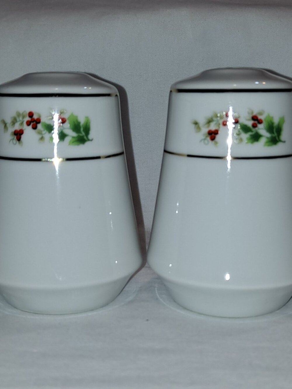 Vintage HOLLY BERRY Head SALT & PEPPER SHAKERS Ceramic Christmas Set Gold Trim